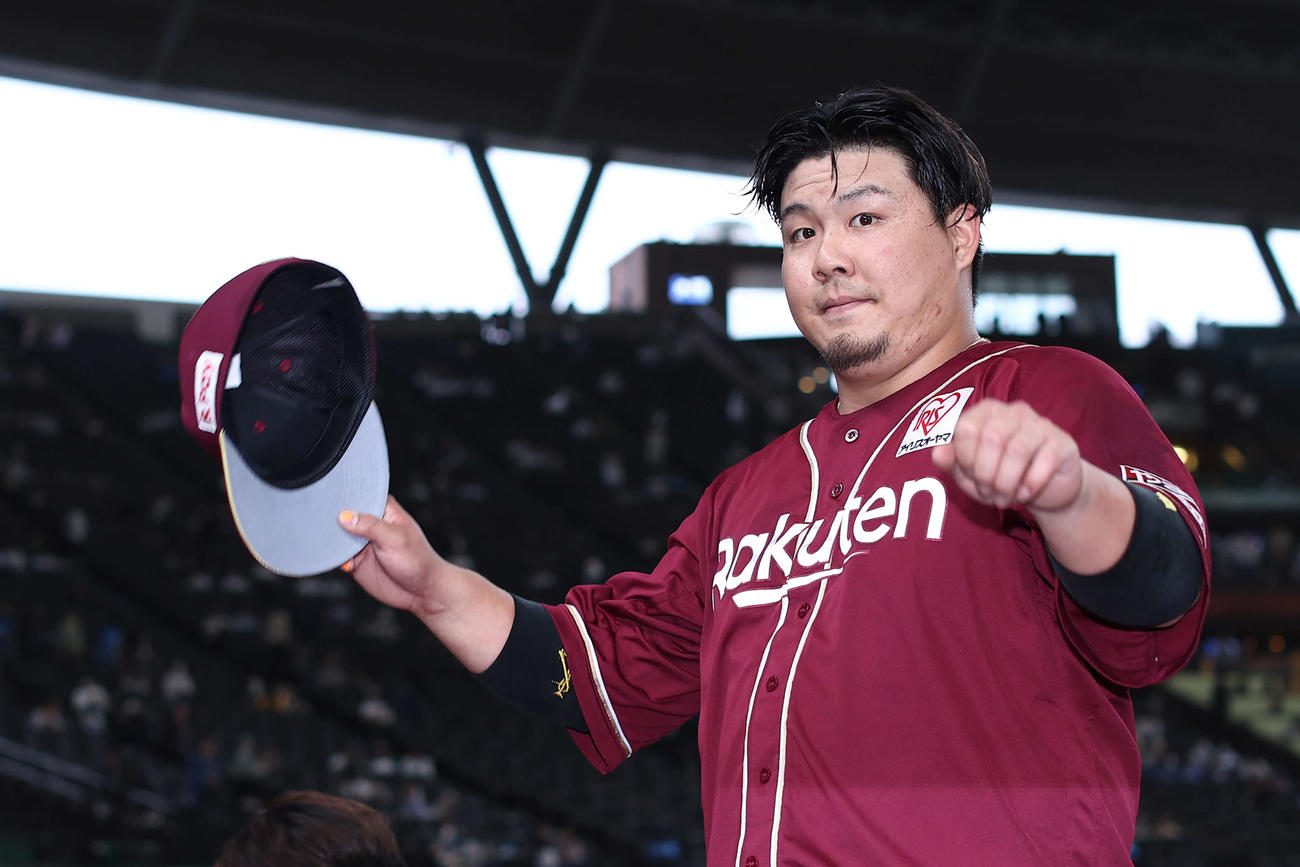 西武対楽天　西武に勝利し、観客席からの声援に応えながら引き揚げる楽天石原（撮影・河田真司）