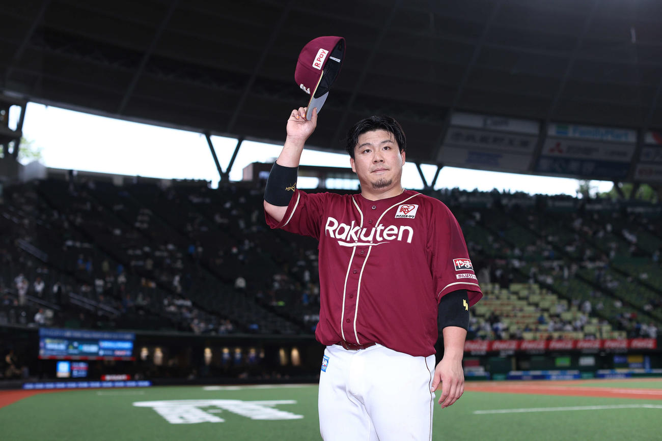 西武対楽天　西武に勝利し、観客席からの声援に応えながら引き揚げる楽天石原（撮影・河田真司）
