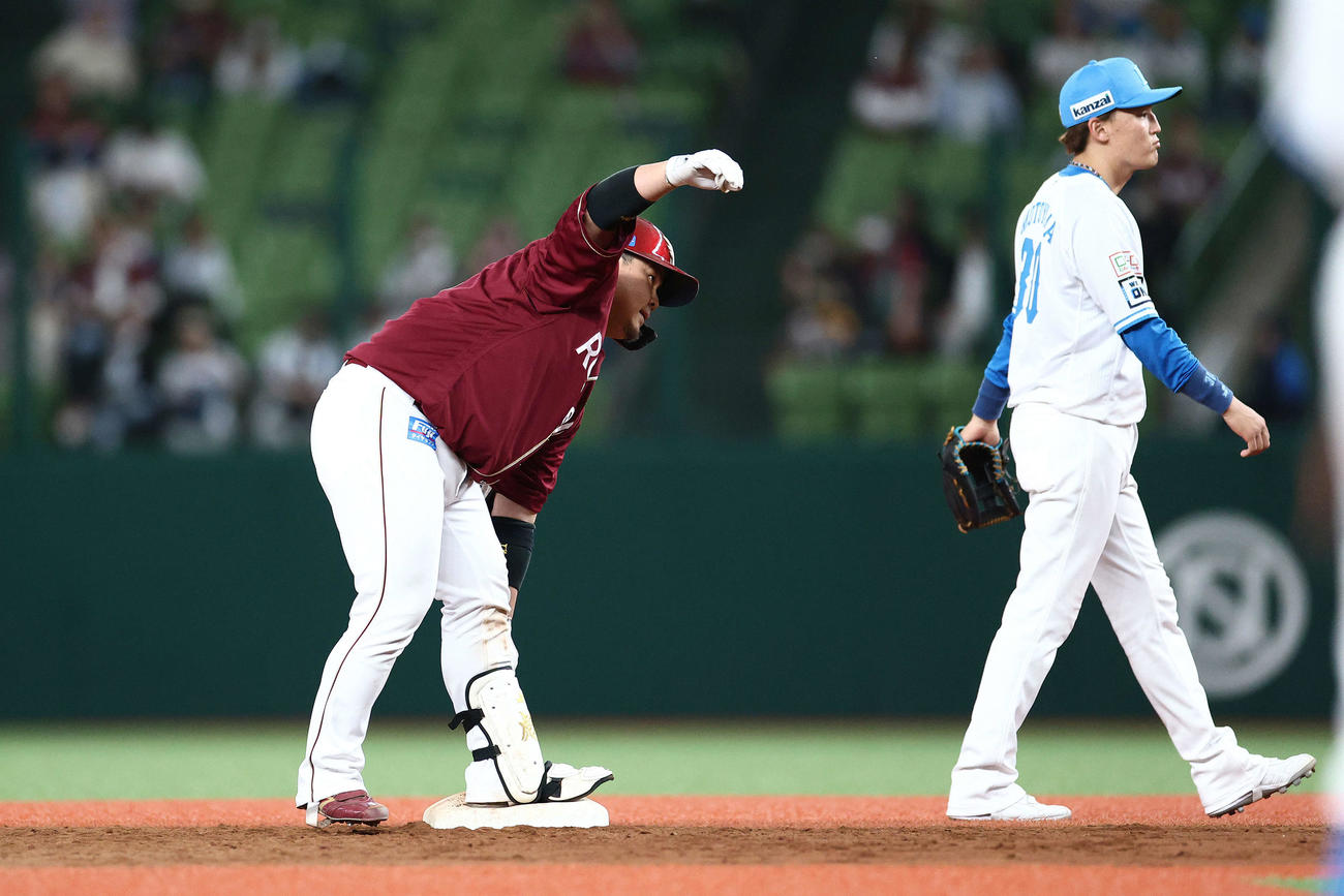西武対楽天　9回表楽天2死三塁、左翼線に適時二塁打を放ち出塁する石原（撮影・河田真司）