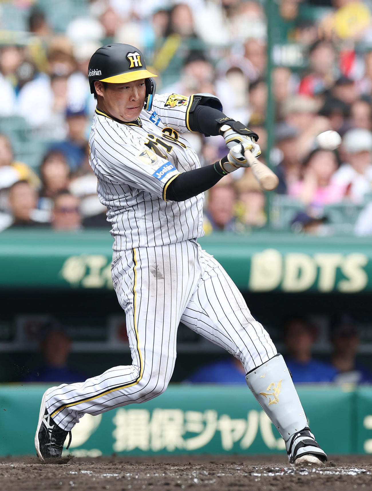 阪神対中日　2回裏阪神1死満塁、左犠飛を放つ大山（撮影・前田充）