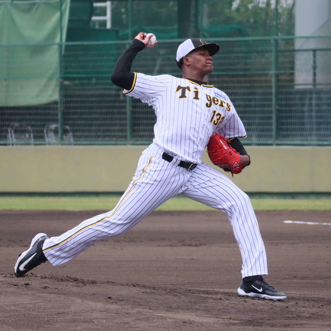 シート打撃に登板した阪神マルティネス（撮影・村松万里子）