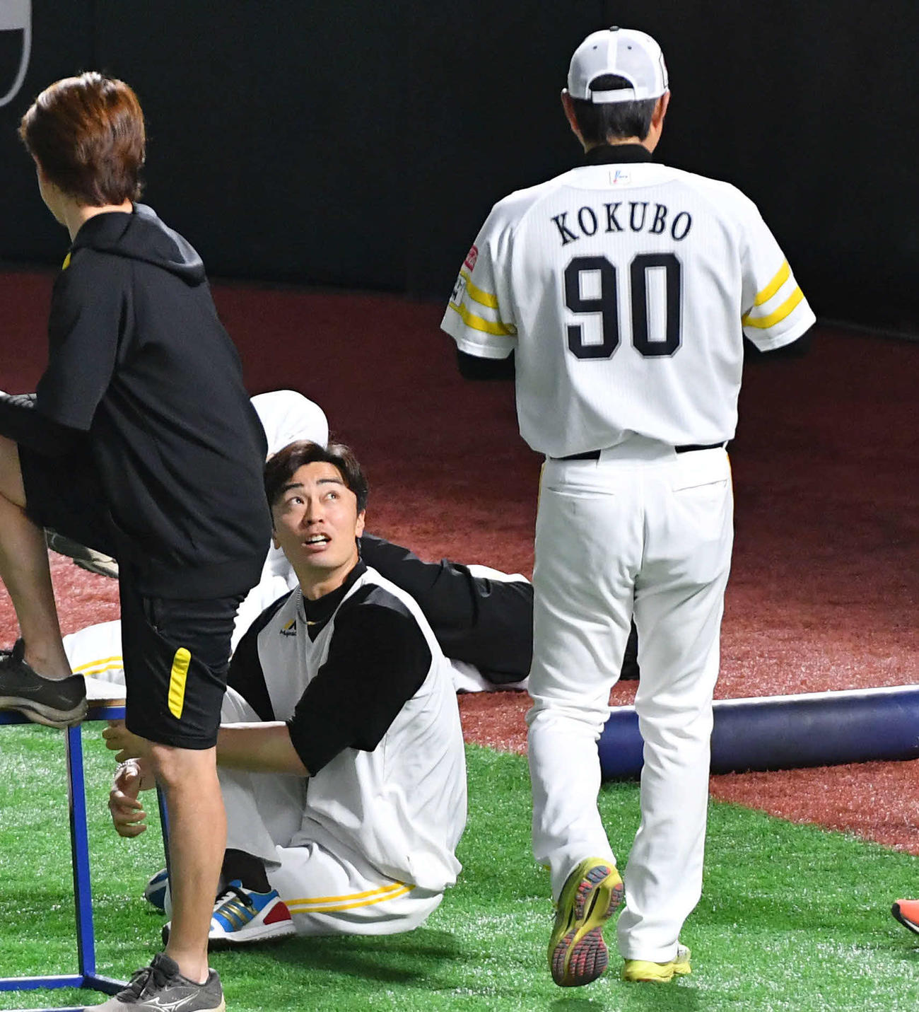 ソフトバンク対オリックス　練習中、小久保監督（右）と話す和田（撮影・岩下翔太）