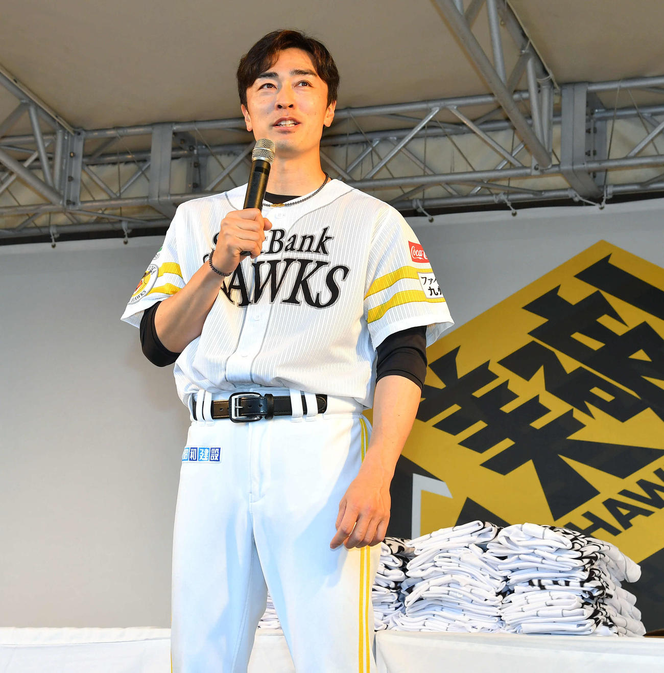 ソフトバンク対オリックス　「白のキセキ2024」イベントで、ユニホーム手渡し会の前にファンにあいさつする和田（撮影・岩下翔太）