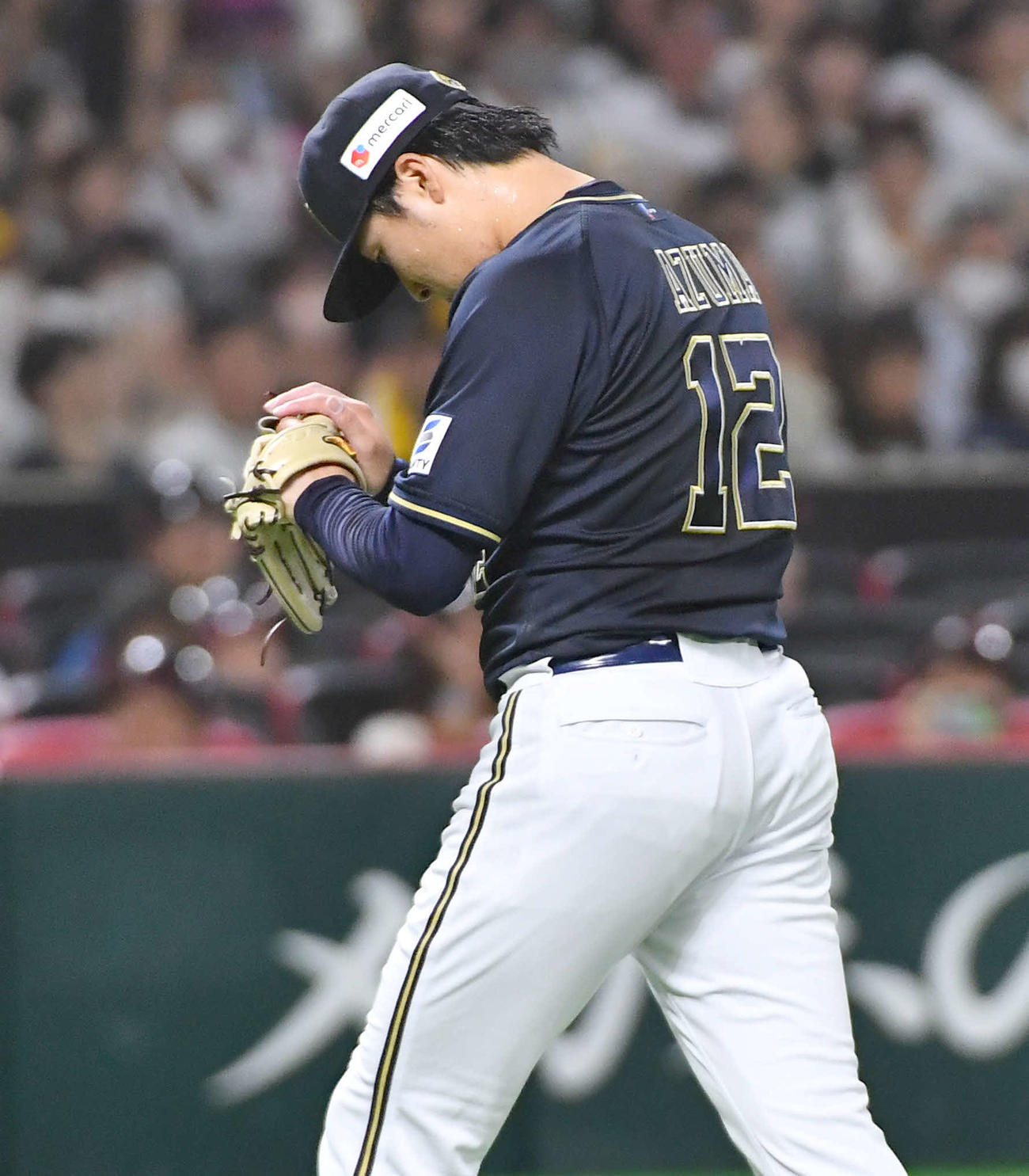 ソフトバンク対オリックス　1回裏ソフトバンク2死二、三塁、近藤を空振り三振に抑え、グラブをたたく東（撮影・岩下翔太）
