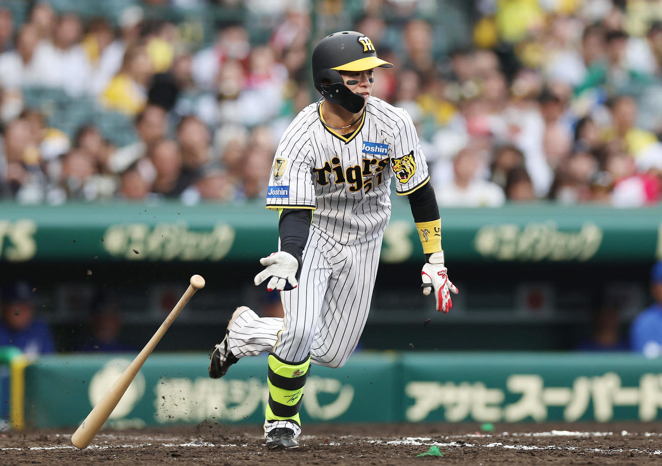 阪神対中日　7回裏阪神1死一、二塁、右前適時打を放つ中野（撮影・前田充）