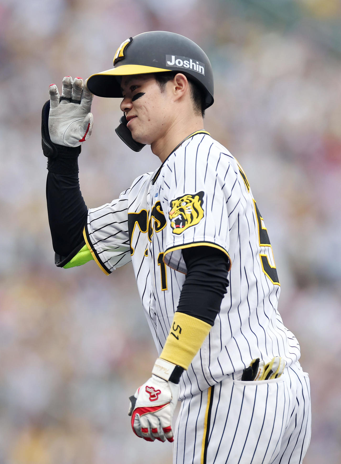 阪神対中日　7回裏阪神1死一、二塁、右前適時打を放ちベンチに向かってポーズをとる中野（撮影・前田充）
