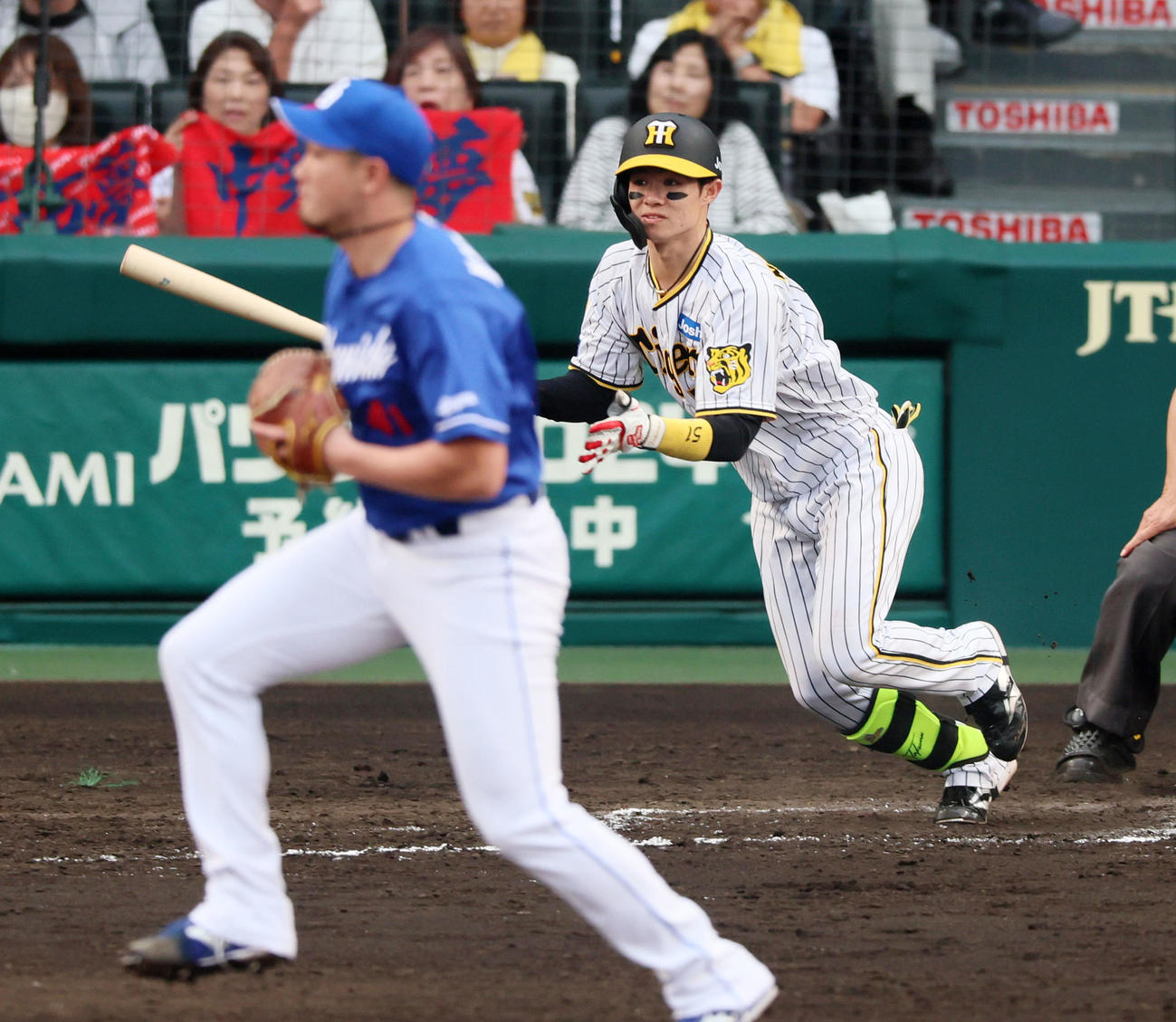 阪神対中日　7回裏阪神1死一、二塁、中野は右前適時打を放つ。投手は勝野（撮影・加藤哉）