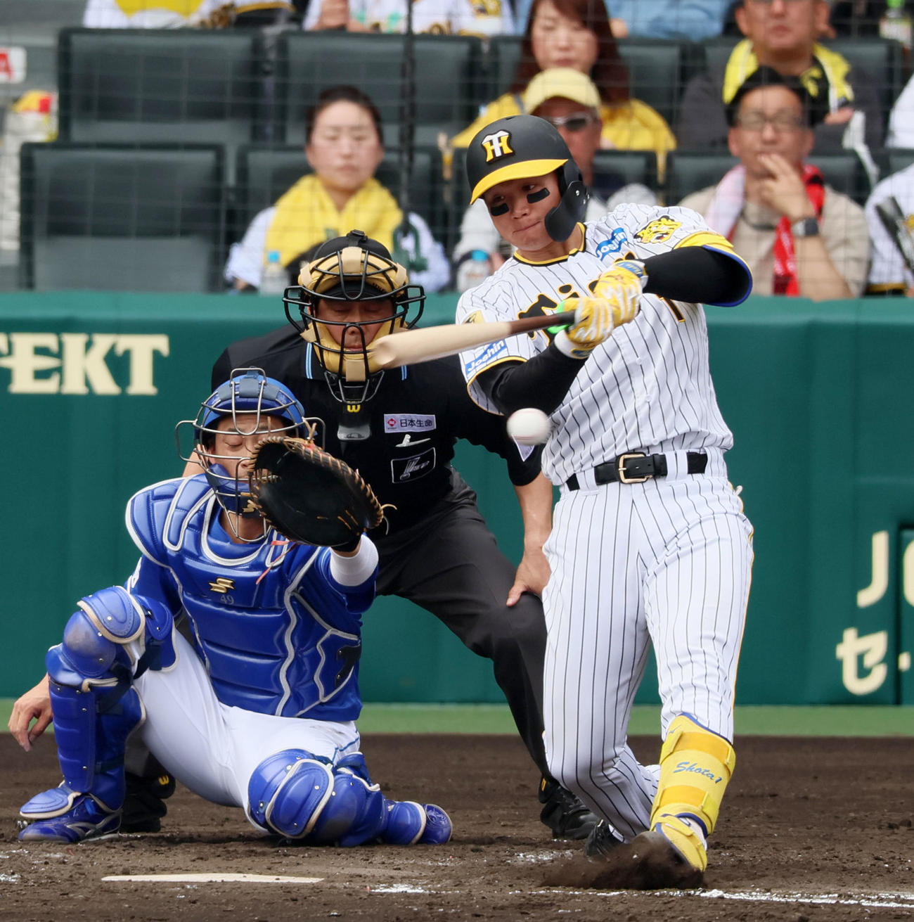 阪神対中日　2回裏阪神1死満塁、森下は左前適時打を放つ（撮影・加藤哉）