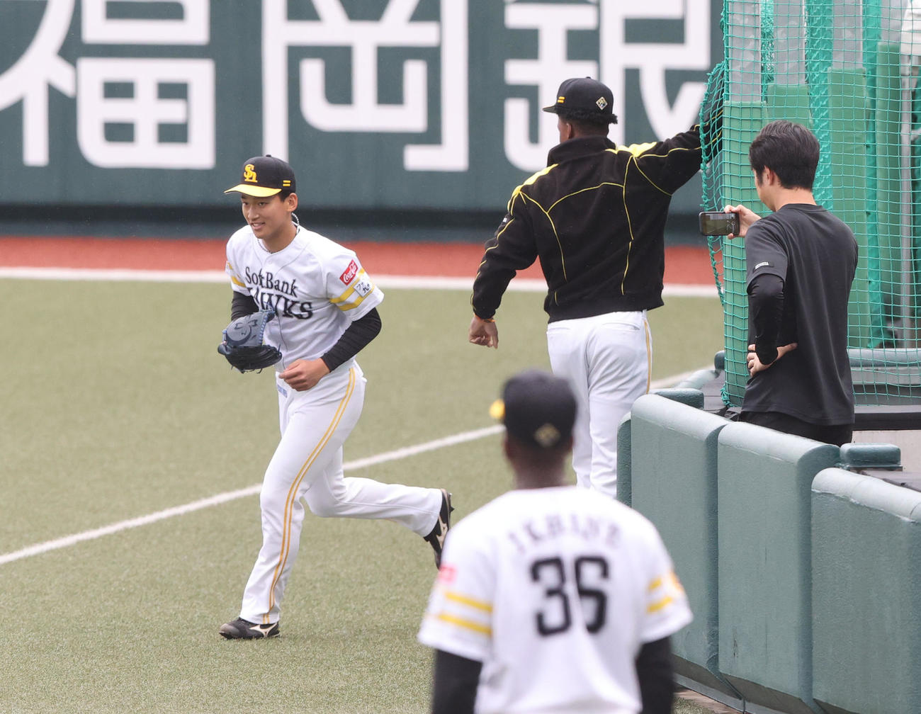 ソフトバンク対広島　7回に登板する前田悠はナインやコーチに送られてマウンドに向かう（撮影・梅根麻紀）