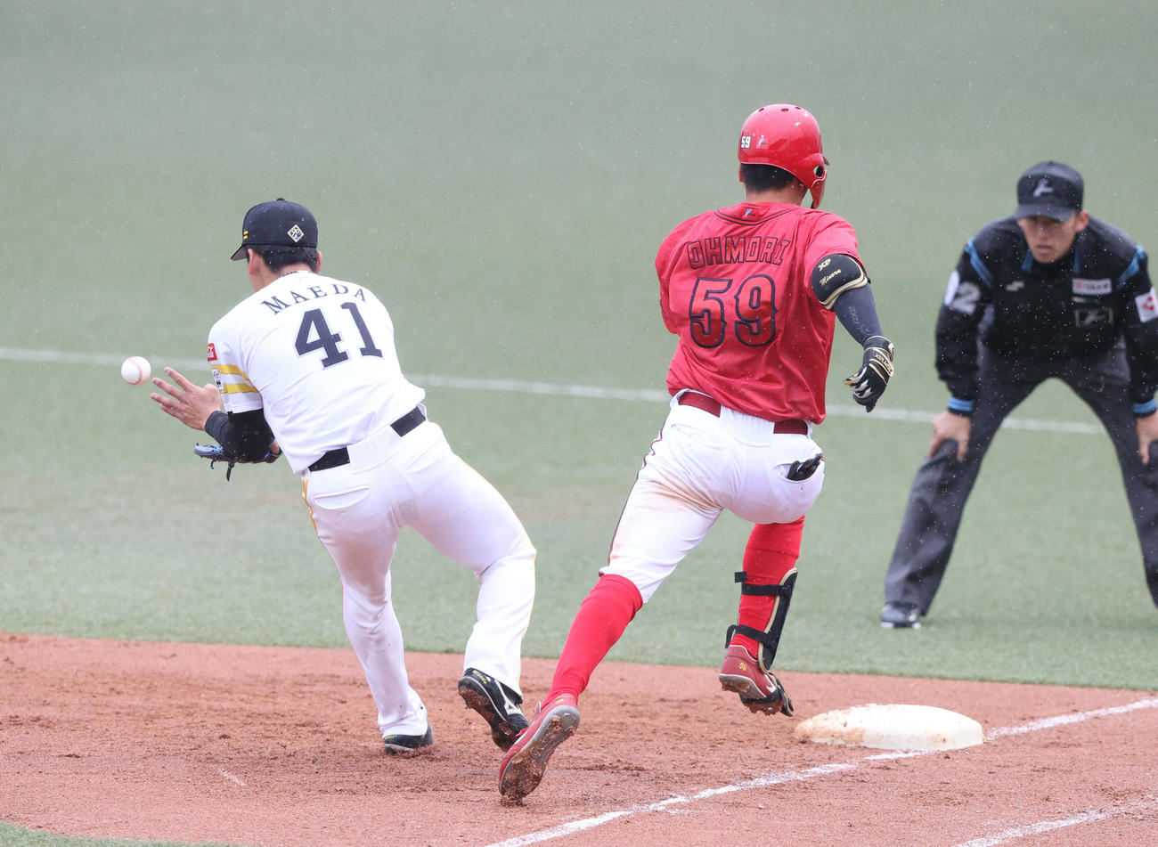 ソフトバンク対広島　7回表広島無死、大盛穂の打球を一塁手の野村大樹が捕球、前田悠がベースカバーに入るがセーフとなる（撮影・梅根麻紀）
