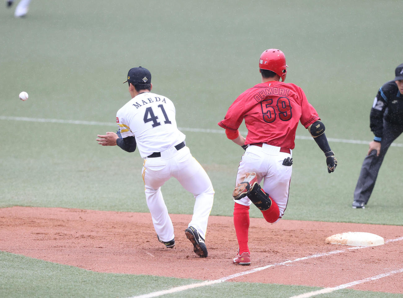 ソフトバンク対広島　7回表広島無死、大盛穂の打球を一塁手の野村大樹が捕球、前田悠がベースカバーに入るがセーフとなる（撮影・梅根麻紀）