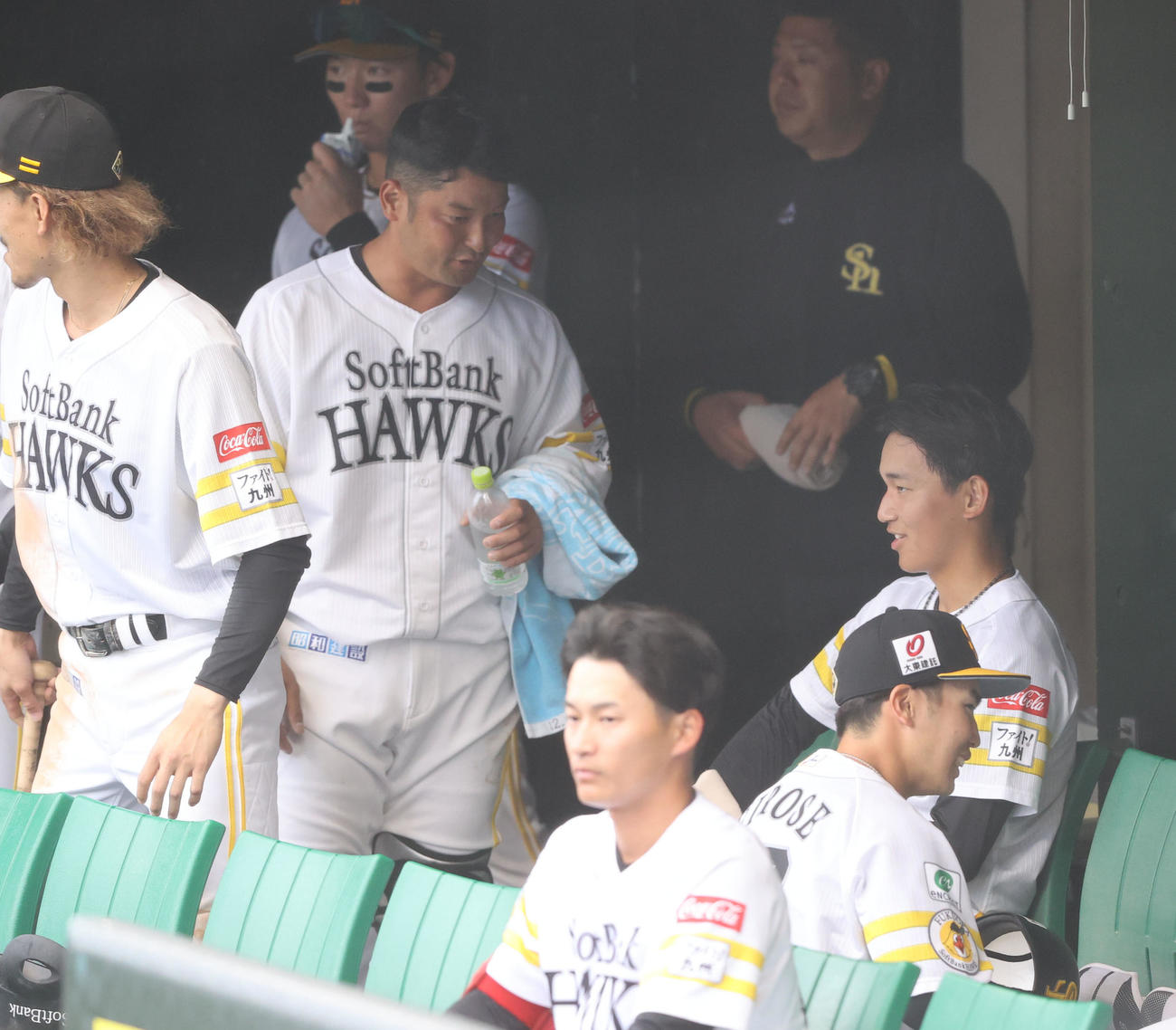 ソフトバンク対広島　7回に登板した前田悠は1イニングで2失点、ベンチで嶺井に声をかけられる（撮影・梅根麻紀）