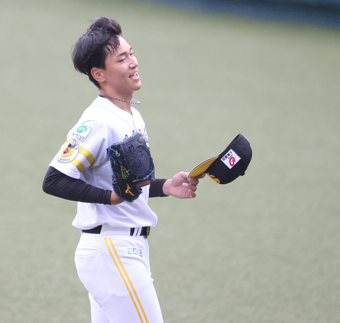 ソフトバンク対広島　7回に登板した前田悠は1イニングで2失点、ベンチに引きあげる（撮影・梅根麻紀）