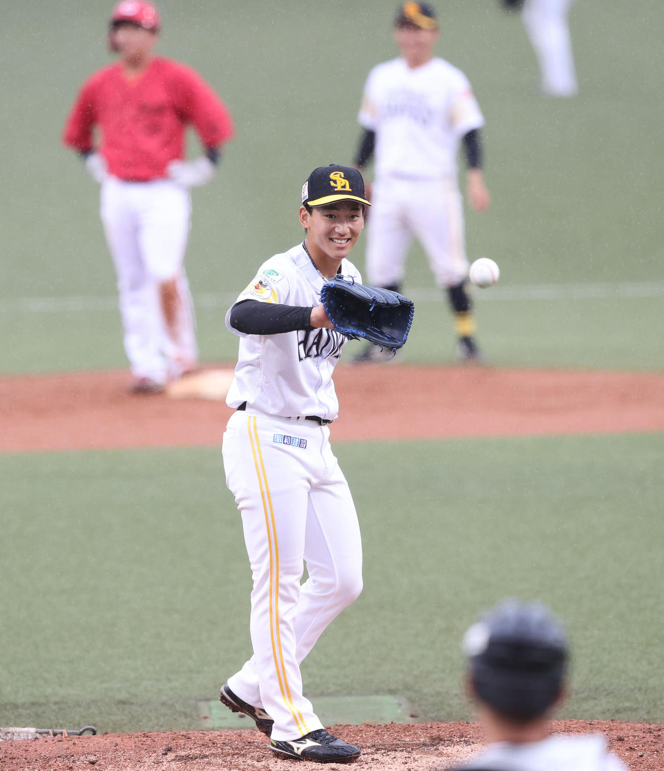 ソフトバンク対広島　7回表広島無死二塁、内田を二直に仕留めた前田悠は捕手の嶺井に声をかけられ笑顔を見せる（撮影・梅根麻紀）