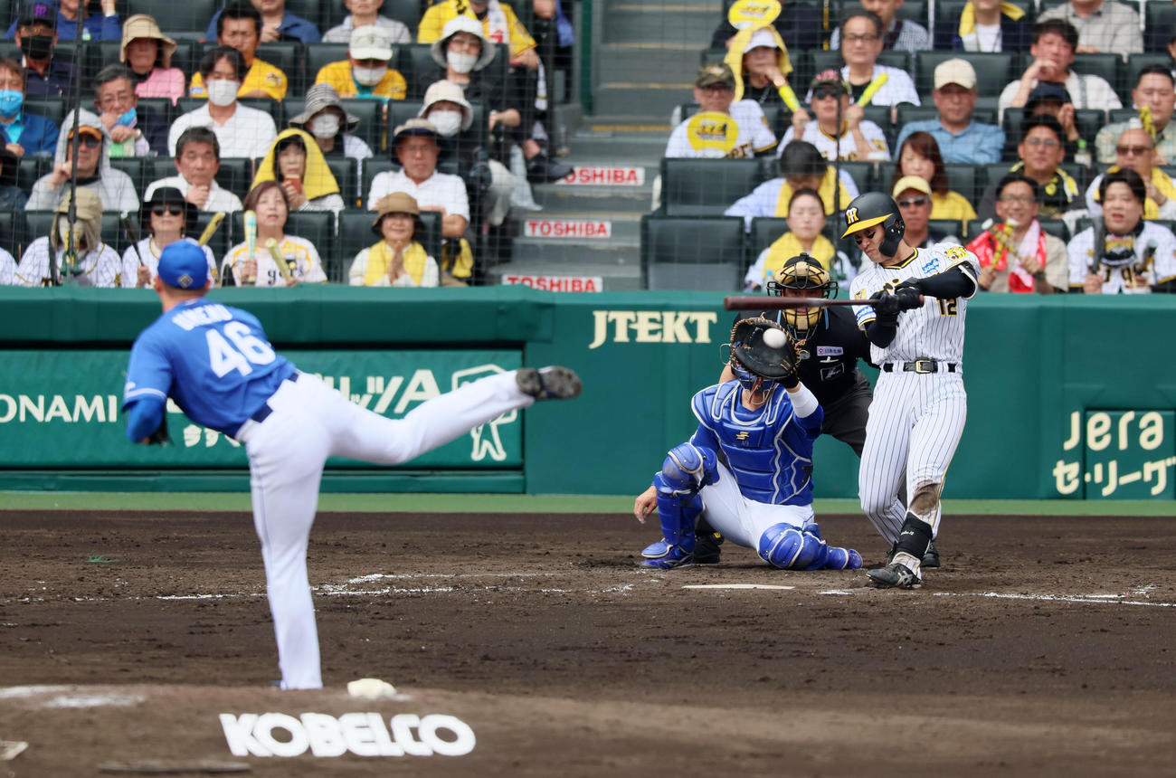 阪神対中日　2回裏阪神2死一、二塁、坂本は適時三失で得点を挙げる。投手は梅野（撮影・加藤哉）