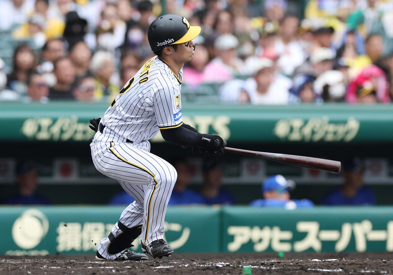 阪神対中日　2回裏阪神無死一塁、左前打を放つ坂本（撮影・前田充）