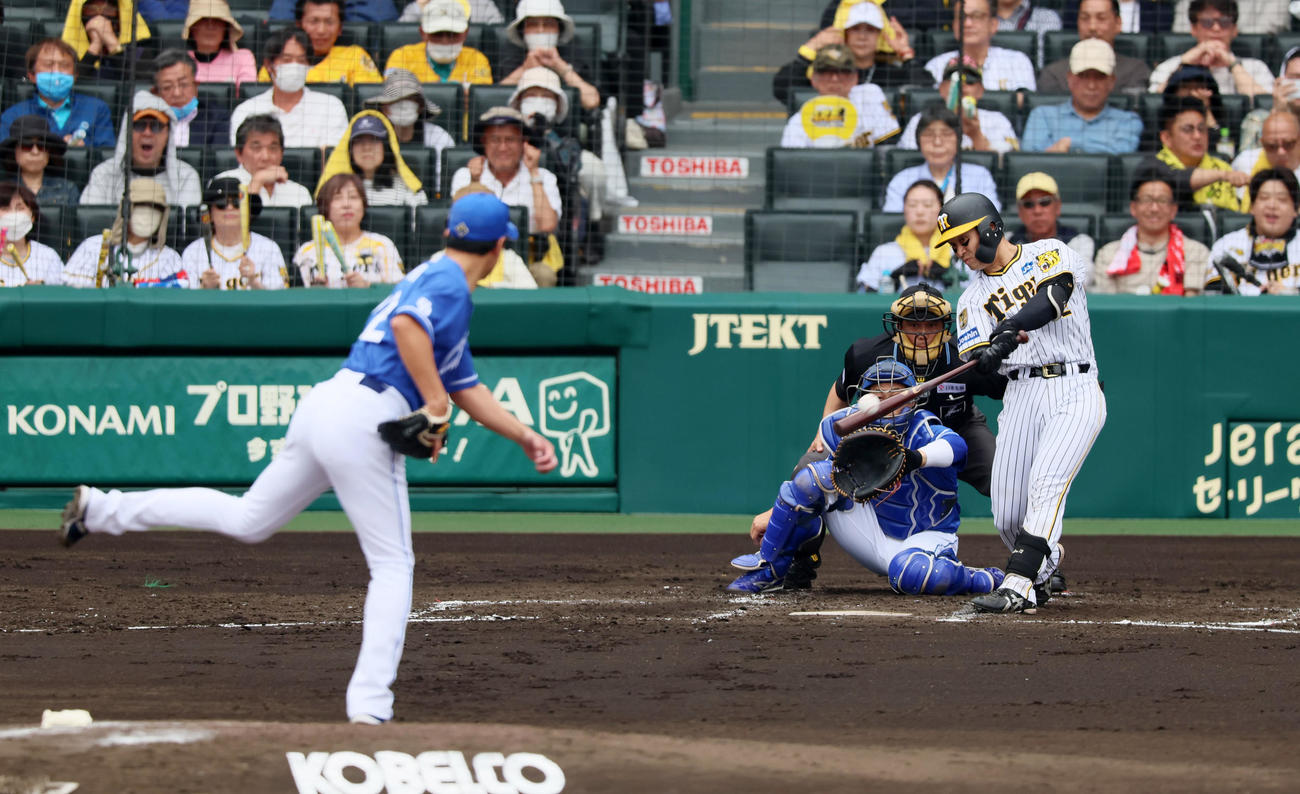 阪神対中日　2回裏阪神無死一塁、坂本は左前打を放つ。投手は大野（撮影・加藤哉）