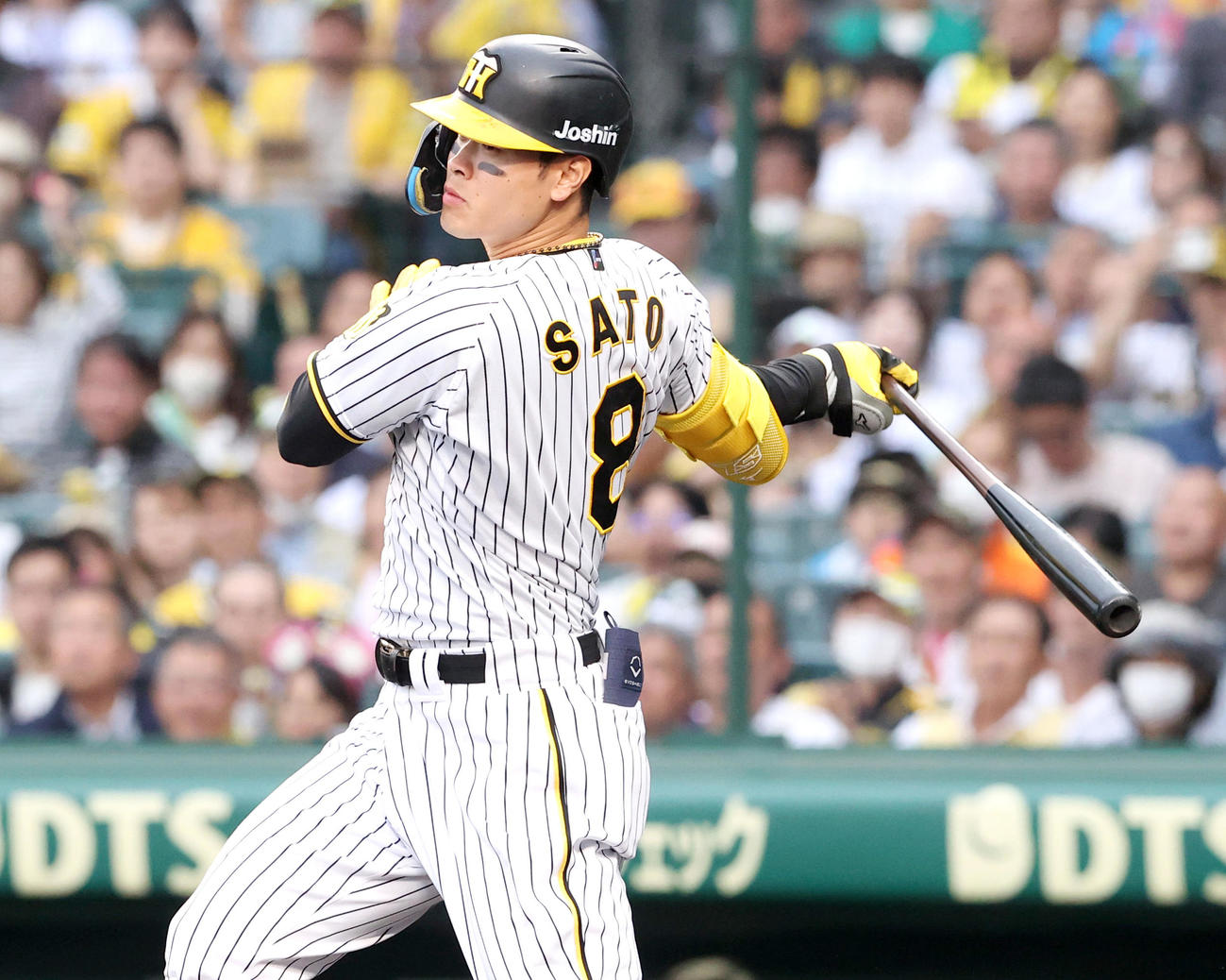 阪神対中日　7回裏阪神2死一、二塁、佐藤輝は左前適時打を放つ（撮影・上山淳一）