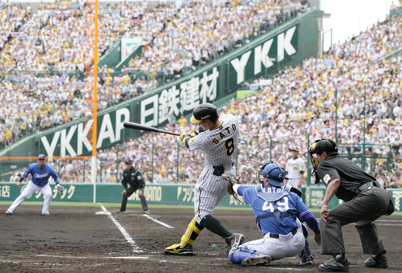 阪神対中日　2回裏阪神2死一、三塁、佐藤輝は右翼線へ2点適時二塁打を放つ（撮影・上山淳一）