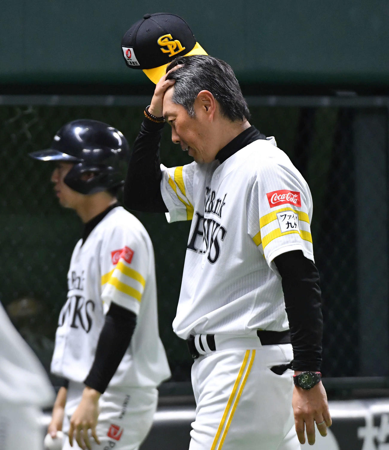 ソフトバンク対オリックス　11回裏、サヨナラの好機を逃し、投手交代を告げた後に厳しい表情でベンチへ戻る小久保監督（撮影・岩下翔太）