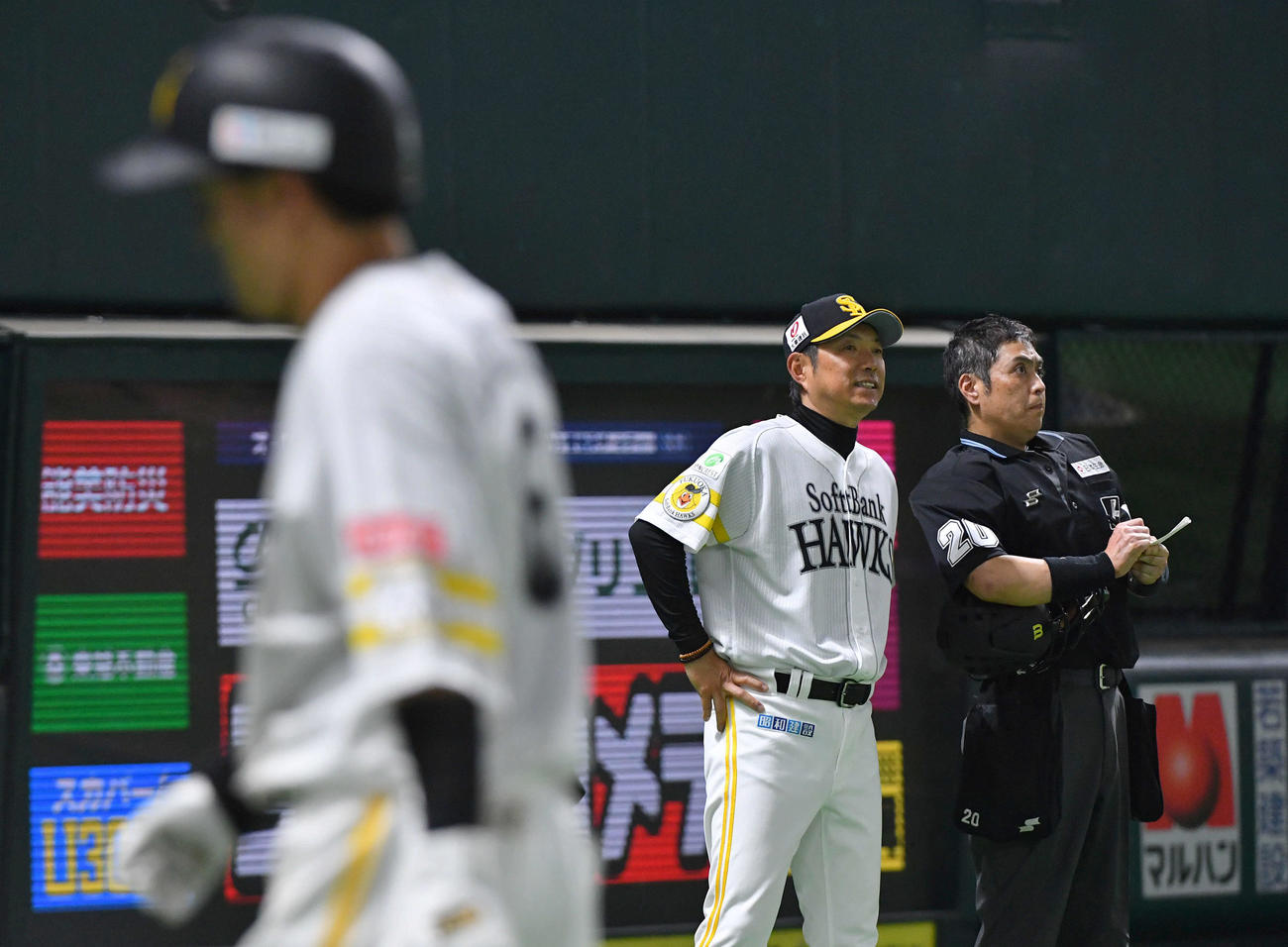 ソフトバンク対オリックス　11回裏ソフトバンク2死満塁、サヨナラの好機で牧原大（手前左）が二飛に倒れ、投手の交代を告げる小久保監督（撮影・岩下翔太）