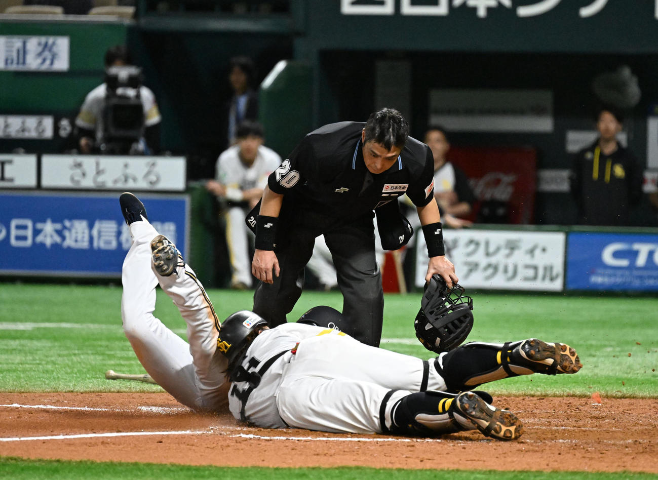 ソフトバンク対オリックス　9回表　オリックス1死一三塁　打者・森のとき本塁を死守する甲斐（撮影・林敢治）