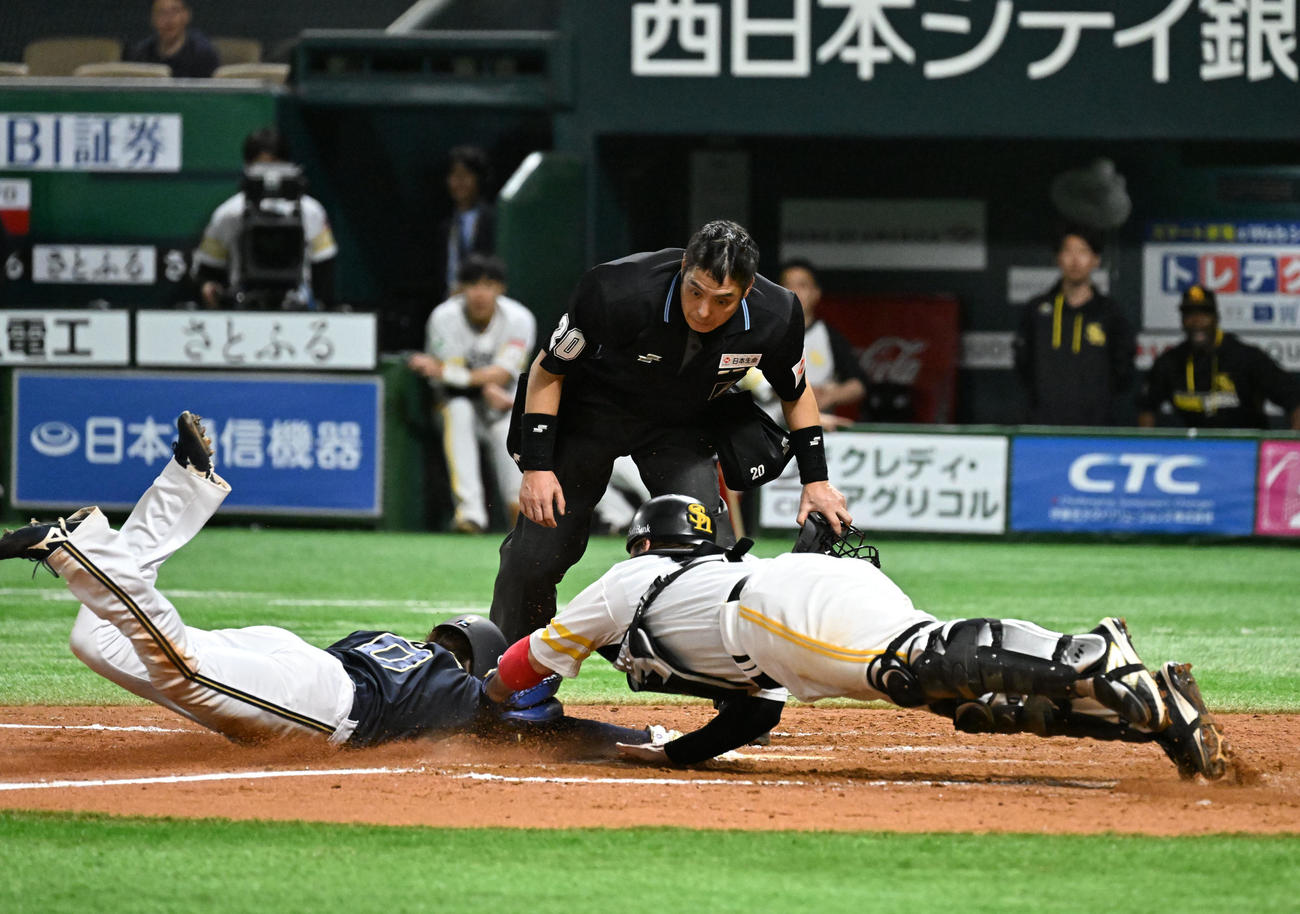 ソフトバンク対オリックス　9回表　オリックス1死一三塁　打者・森のとき本塁を死守する甲斐（撮影・林敢治）