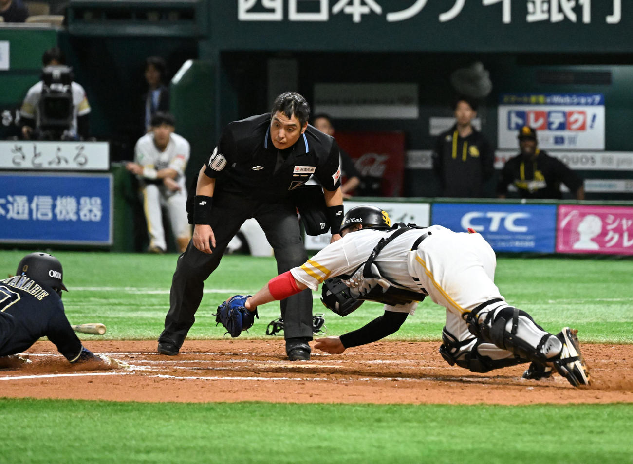 ソフトバンク対オリックス　9回表　オリックス1死一三塁　打者・森のとき本塁を死守する甲斐（撮影・林敢治）