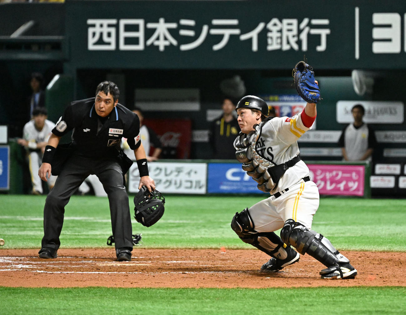 ソフトバンク対オリックス　9回表　オリックス1死一三塁　打者・森のとき本塁を死守する甲斐（撮影・林敢治）