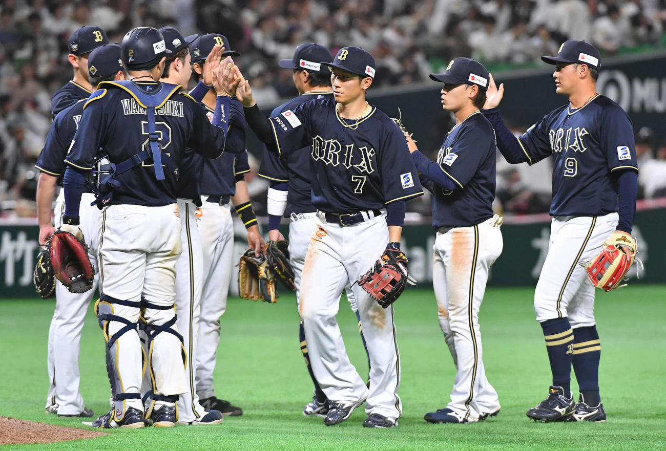 ソフトバンク対オリックス　引き分けで試合終了し、タッチを交わすオリックスナイン（撮影・岩下翔太）