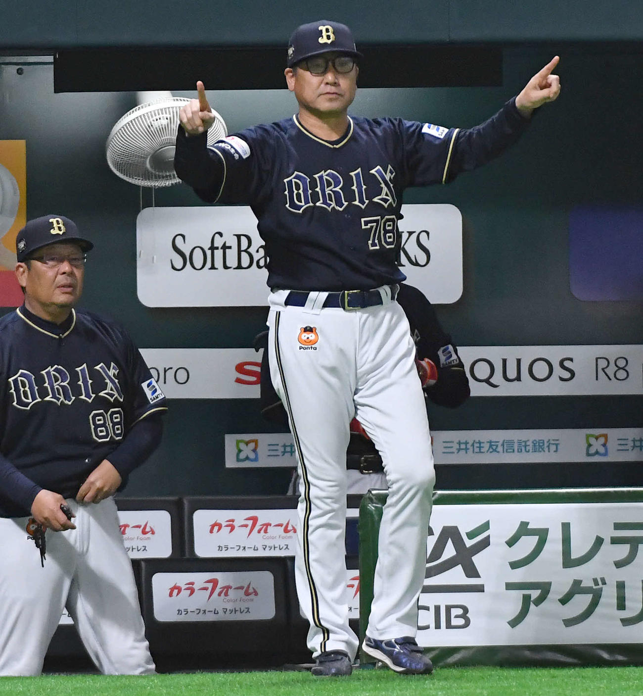 ソフトバンク対オリックス　9回表オリックス1死一、三塁、森の中飛で生還を狙った渡部のアウト判定にリクエストを要求する中嶋監督（撮影・岩下翔太）