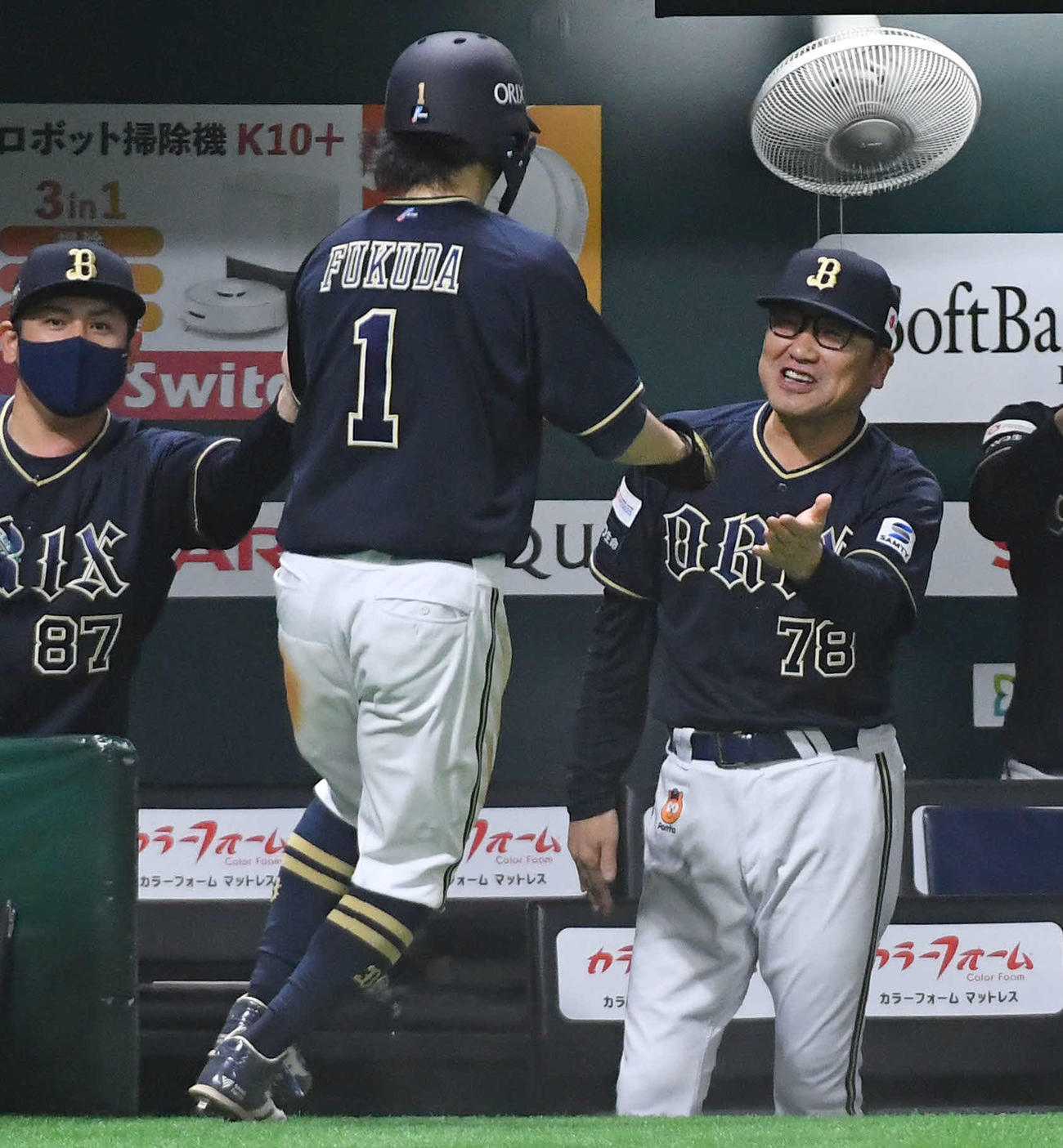 ソフトバンク対オリックス　3回表オリックス2死二、三塁、セデーニョの左前適時打で生還した福田（左）を笑顔で迎える中嶋監督（撮影・岩下翔太）