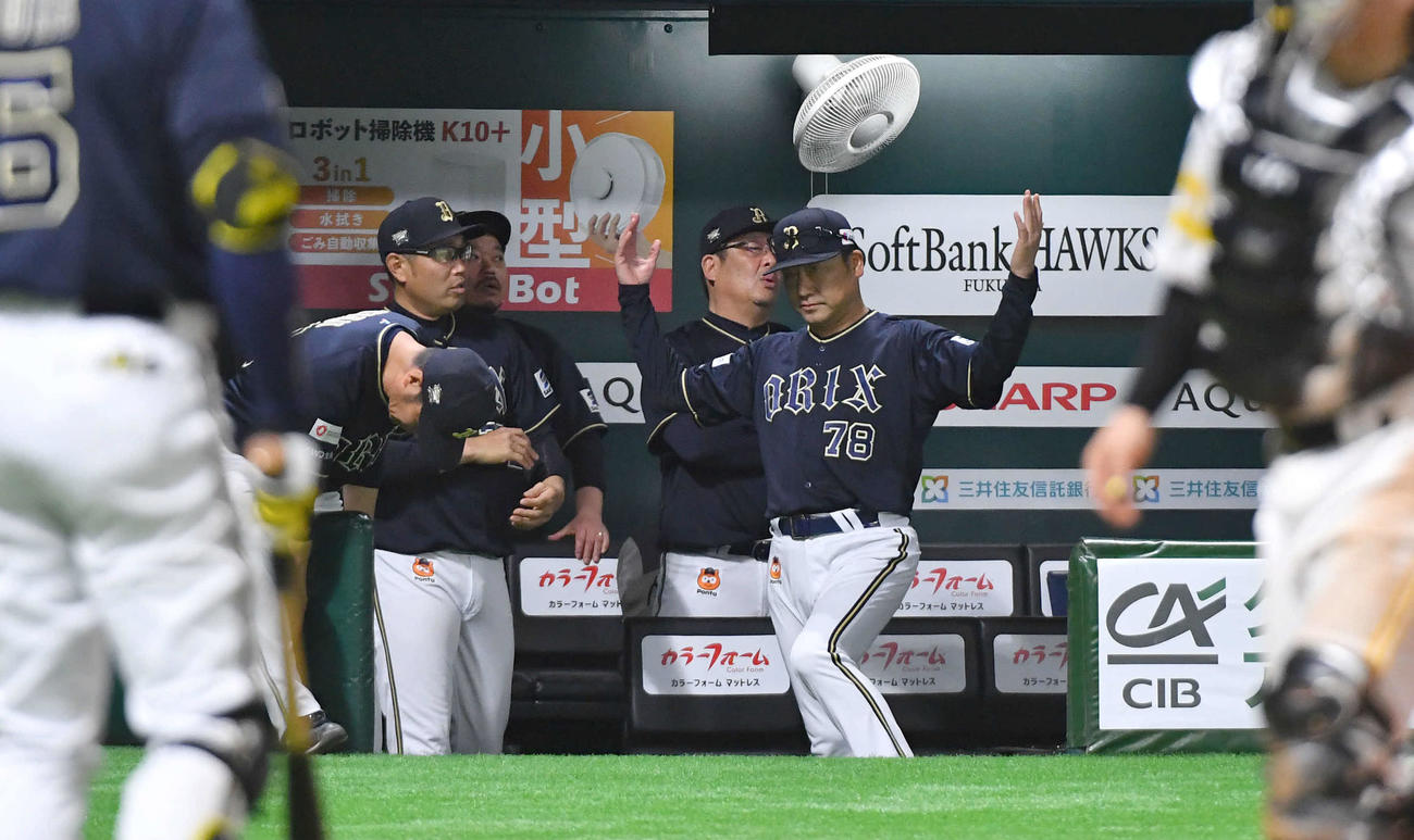 ソフトバンク対オリックス　9回表オリックス1死一、三塁、森の中飛で生還を狙った渡部のアウト判定にリクエストを要求した中嶋監督だが、判定は変わらず両手を広げる（撮影・岩下翔太）