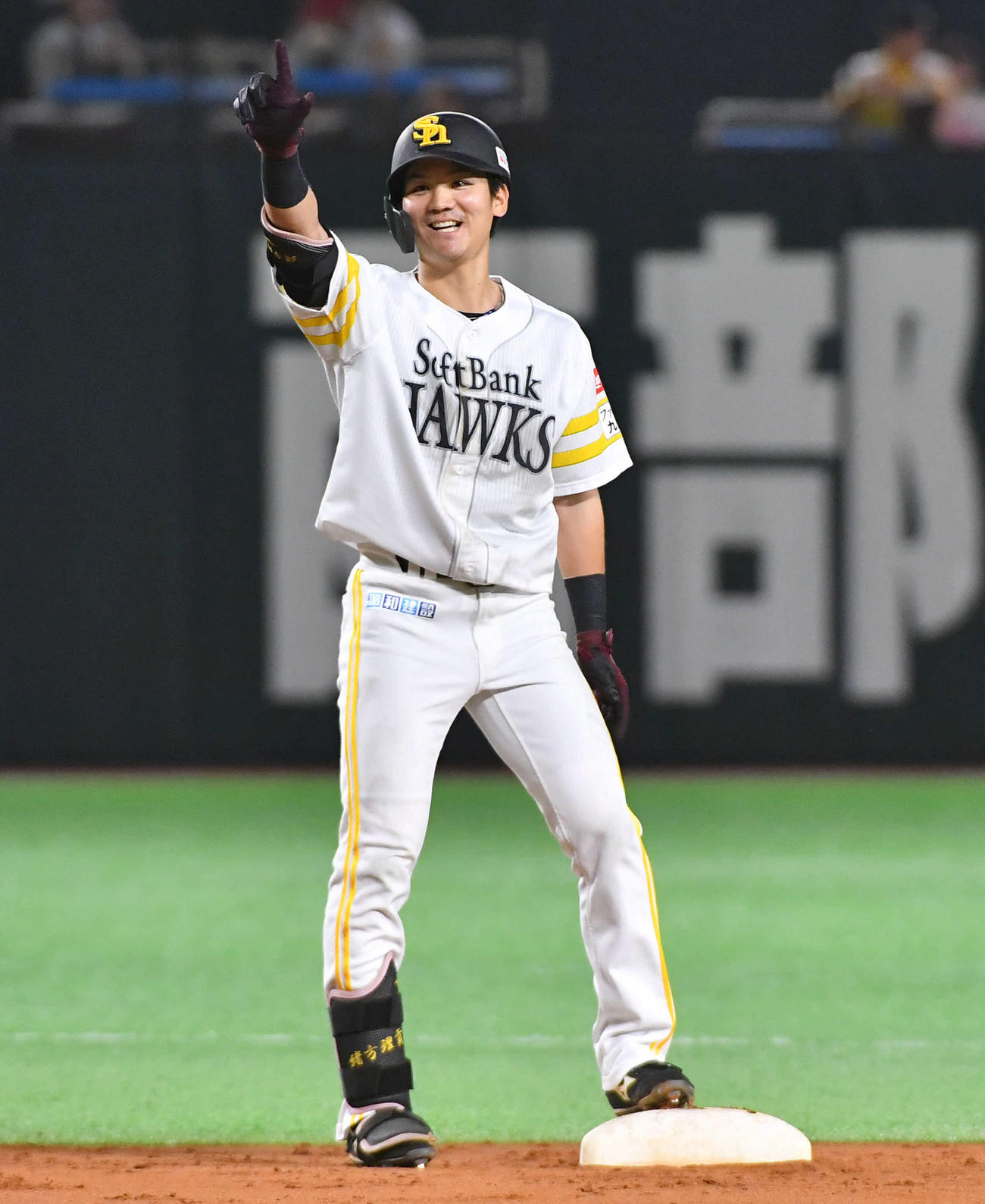 ソフトバンク対オリックス　2回裏ソフトバンク無死一塁、プロ初安打となる右二塁打を放ち、ベンチに向かってVIVAポーズを決める緒方（撮影・岩下翔太）