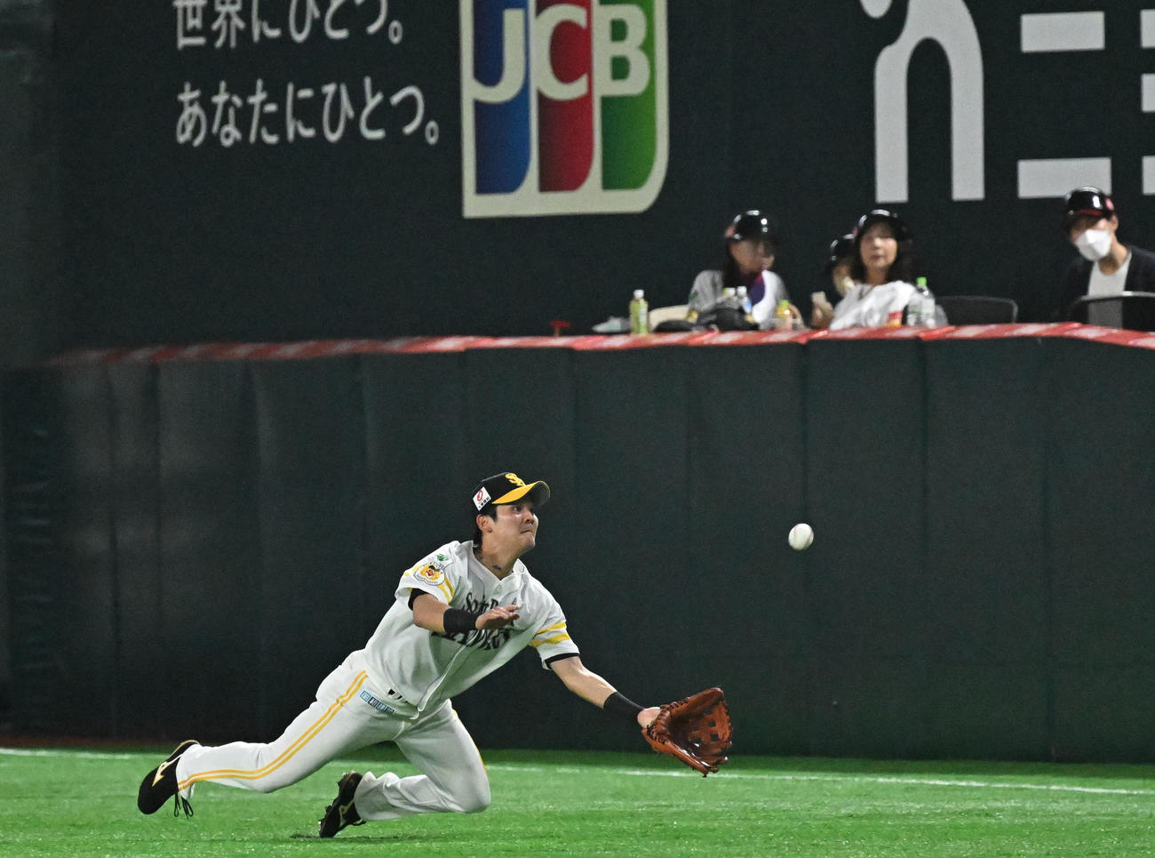 ソフトバンク対オリックス　二回表、好捕する緒方（撮影・林敢治）