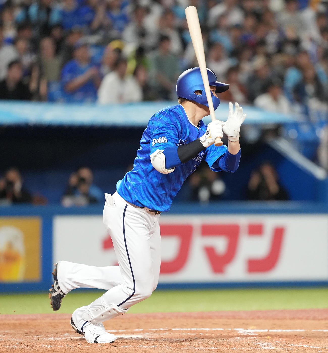 ヤクルト対DeNA 5回表DeNA2死一、三塁、右前適時打を放つ楠本（撮影・鈴木みどり）