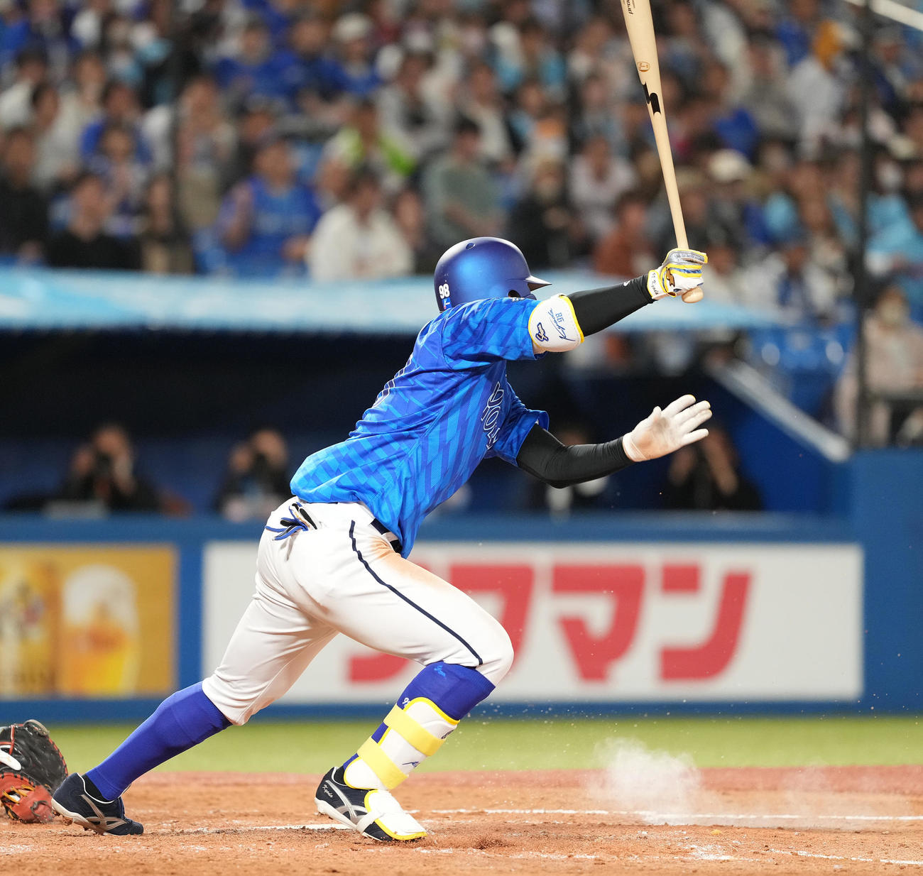 ヤクルト対DeNA 5回表DeNA2死一、三塁、適時内野安打を放つ京田（撮影・鈴木みどり）