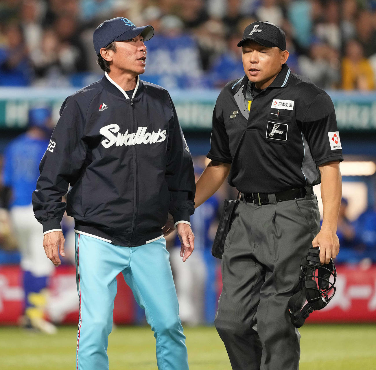 ヤクルト対DeNA 5回表途中、先発阪口の降板を告げるヤクルト高津監督（撮影・鈴木みどり）