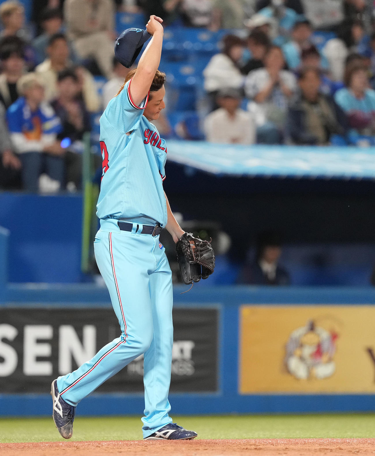 ヤクルト対DeNA 5回表DeNA2死一、二塁、山本に右前適時打を浴び、汗をぬぐう阪口本（撮影・鈴木みどり）