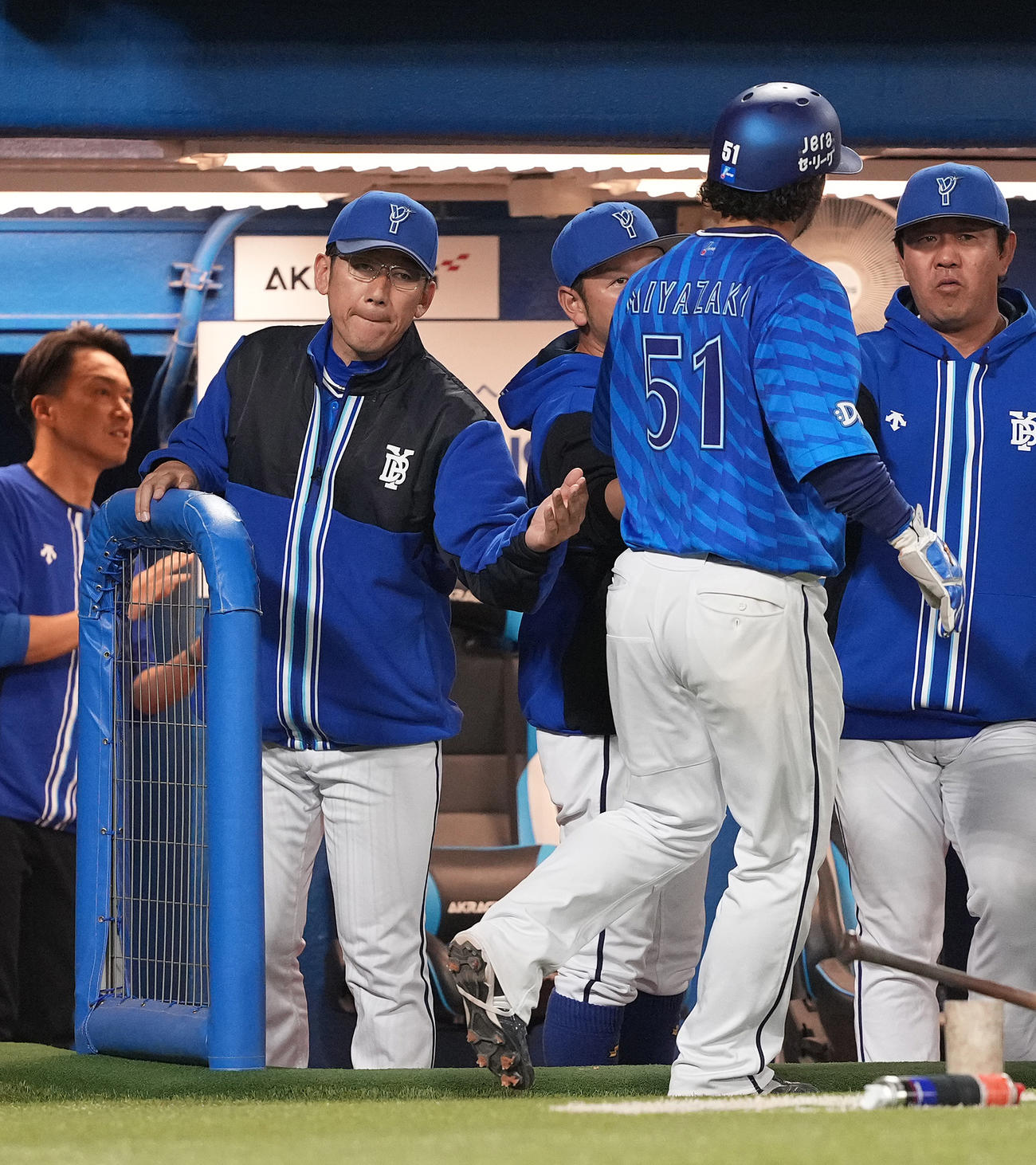 ヤクルト対DeNA 5回表DeNA2死一、二塁、山本に右前適時打で生還した宮崎を迎える迎える三浦監督（撮影・鈴木みどり）