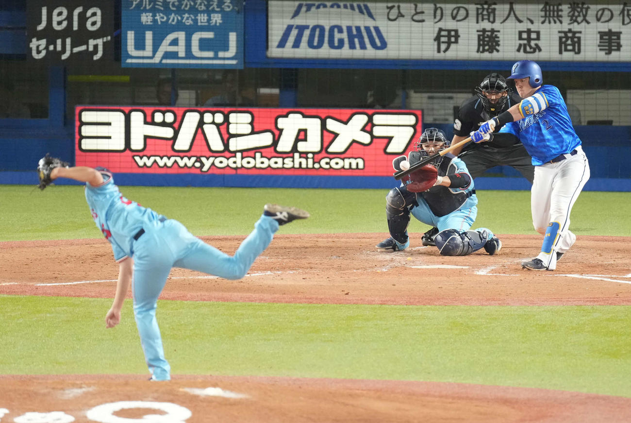 ヤクルト対DeNA 5回表DeNA2死一塁、牧は左前打を放つ（撮影・小沢裕）