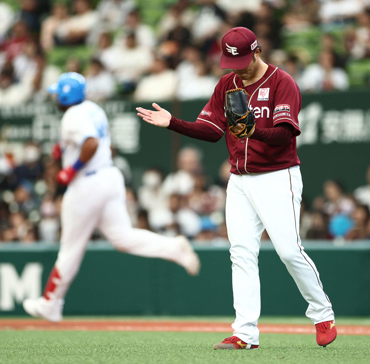 西武対楽天　3回裏西武2死二塁、アギラーを左飛に仕留める瀧中（撮影・河田真司）