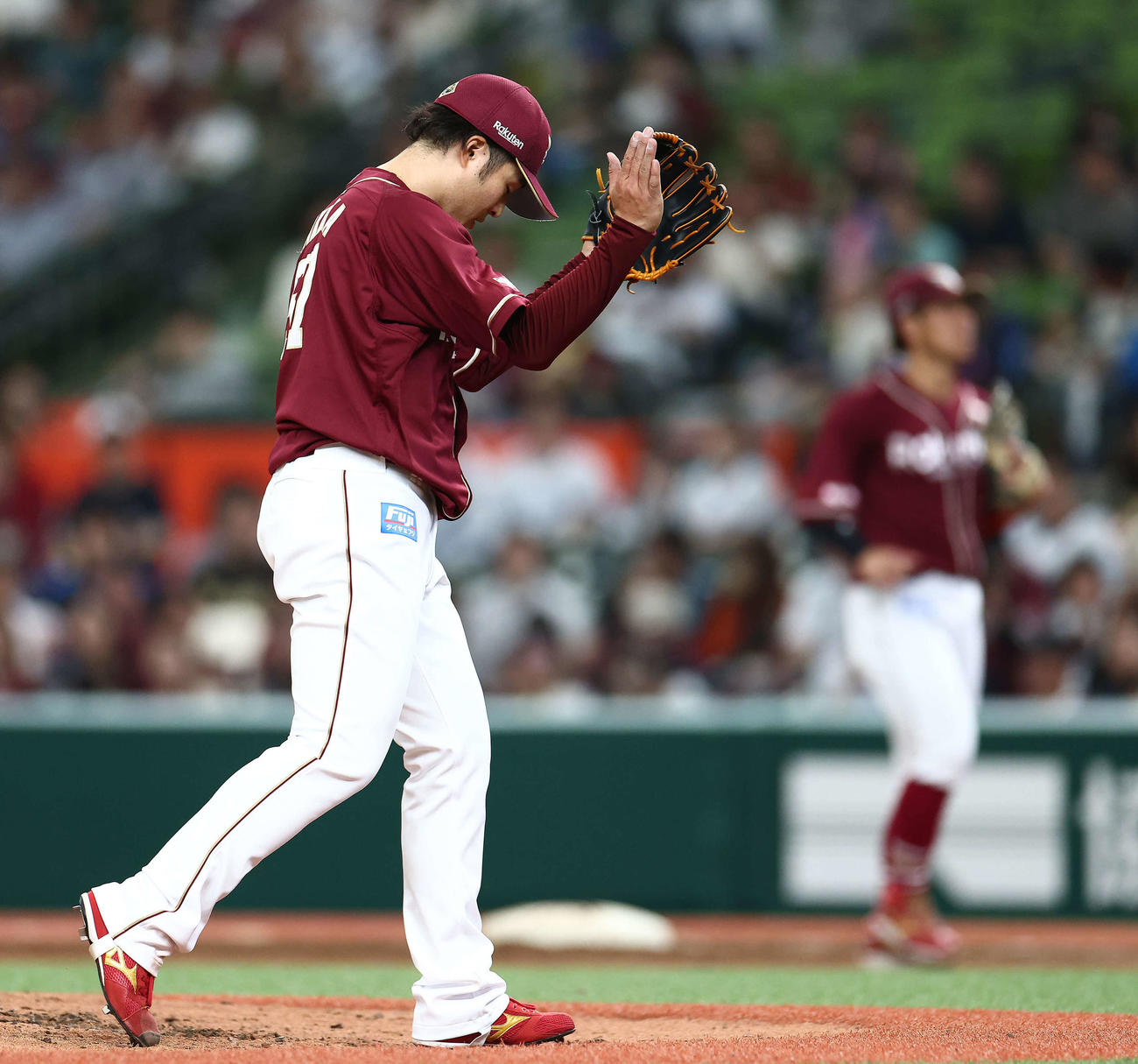 西武対楽天　5回裏を抑え、グラブをたたく瀧中（撮影・河田真司）