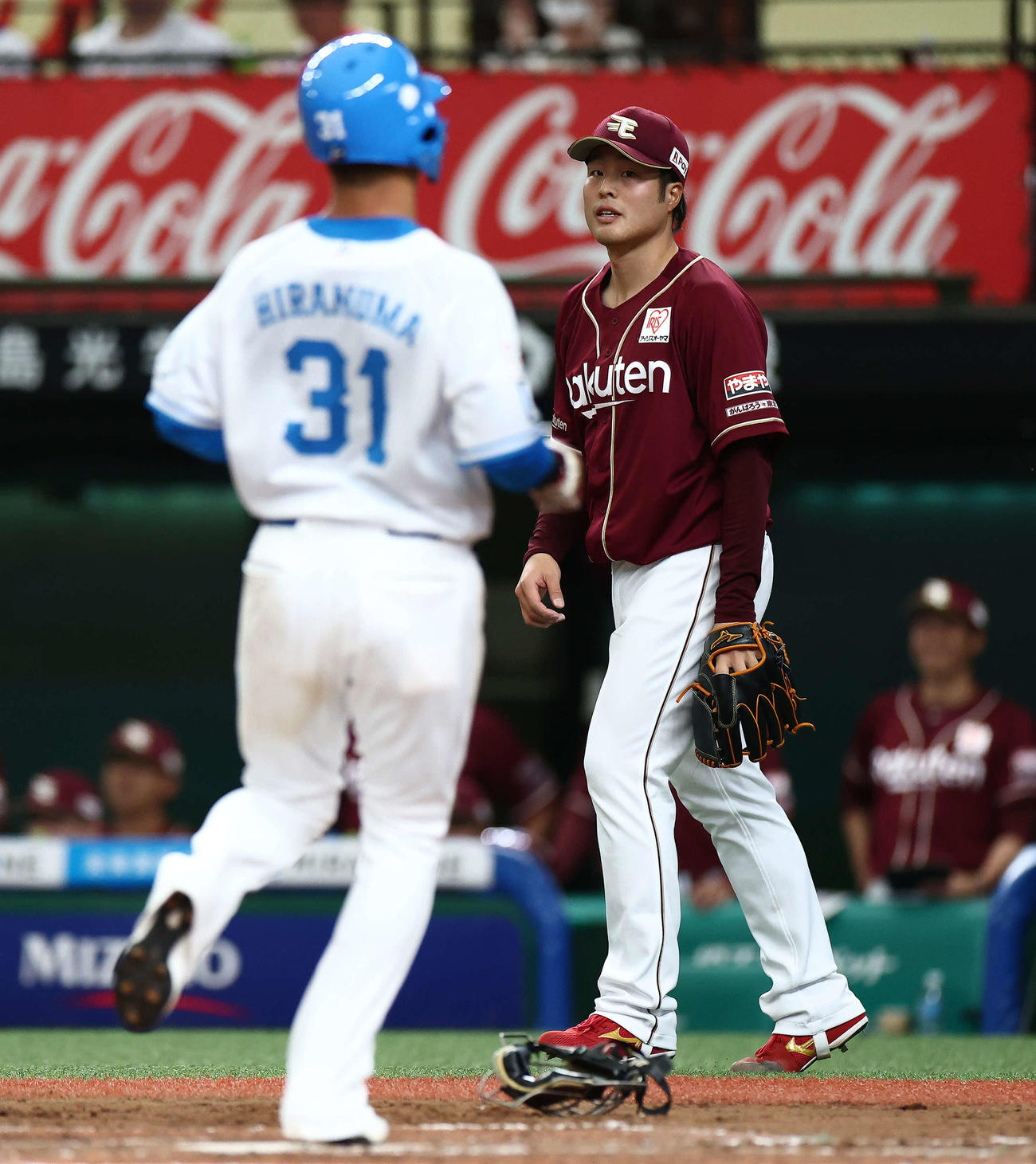 西武対楽天　6回裏西武2死二塁、佐藤龍に左前同点適時打を許す瀧中。手前は生還する平沼（撮影・河田真司）