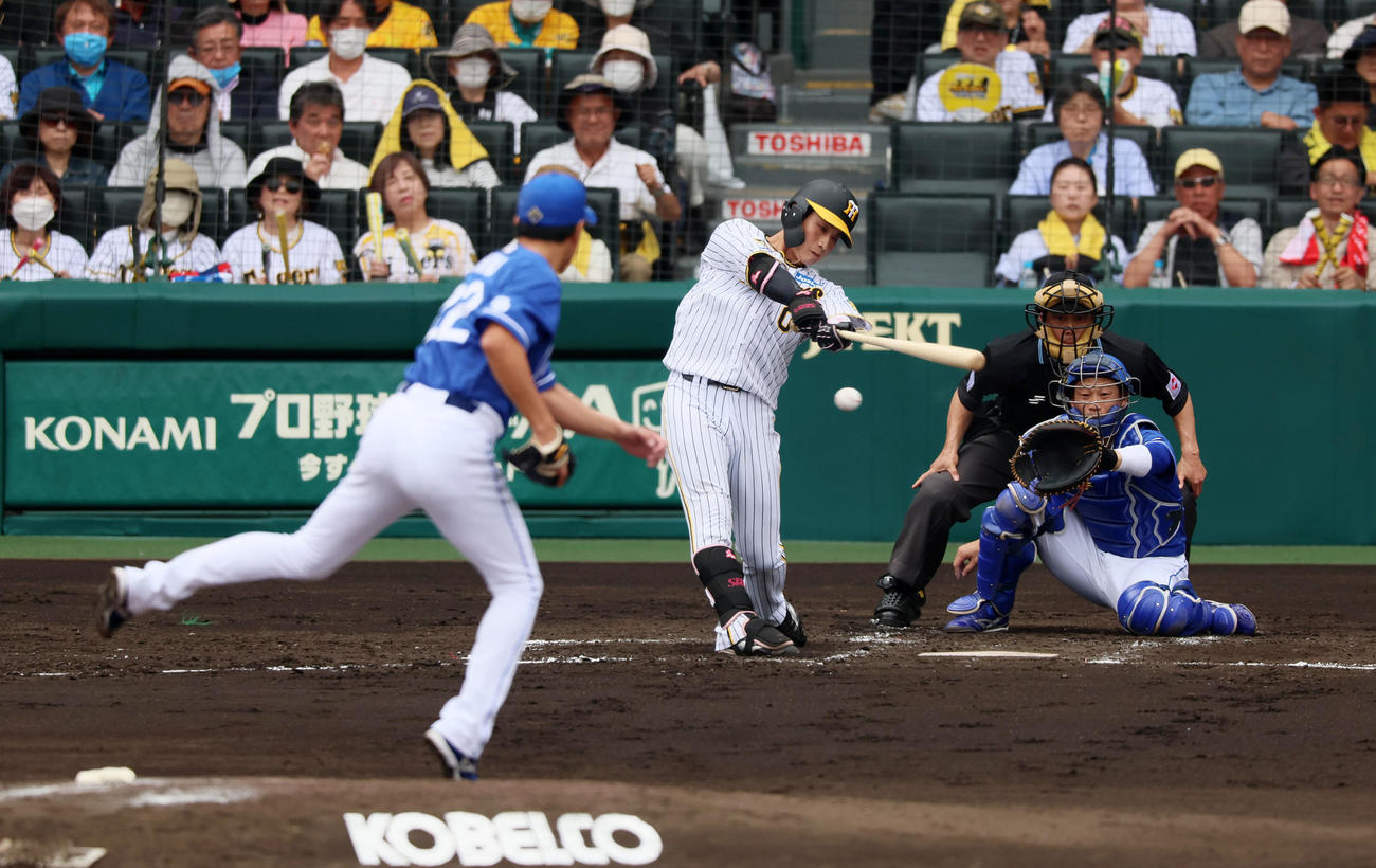 阪神対中日　2回裏阪神無死一、二塁、木浪は右前打を放つ。投手は大野（撮影・加藤哉）