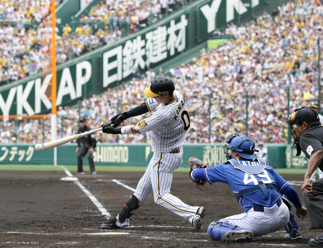 阪神対中日　2回裏阪神無死一、二塁、木浪は右前打を放つ（撮影・上山淳一）