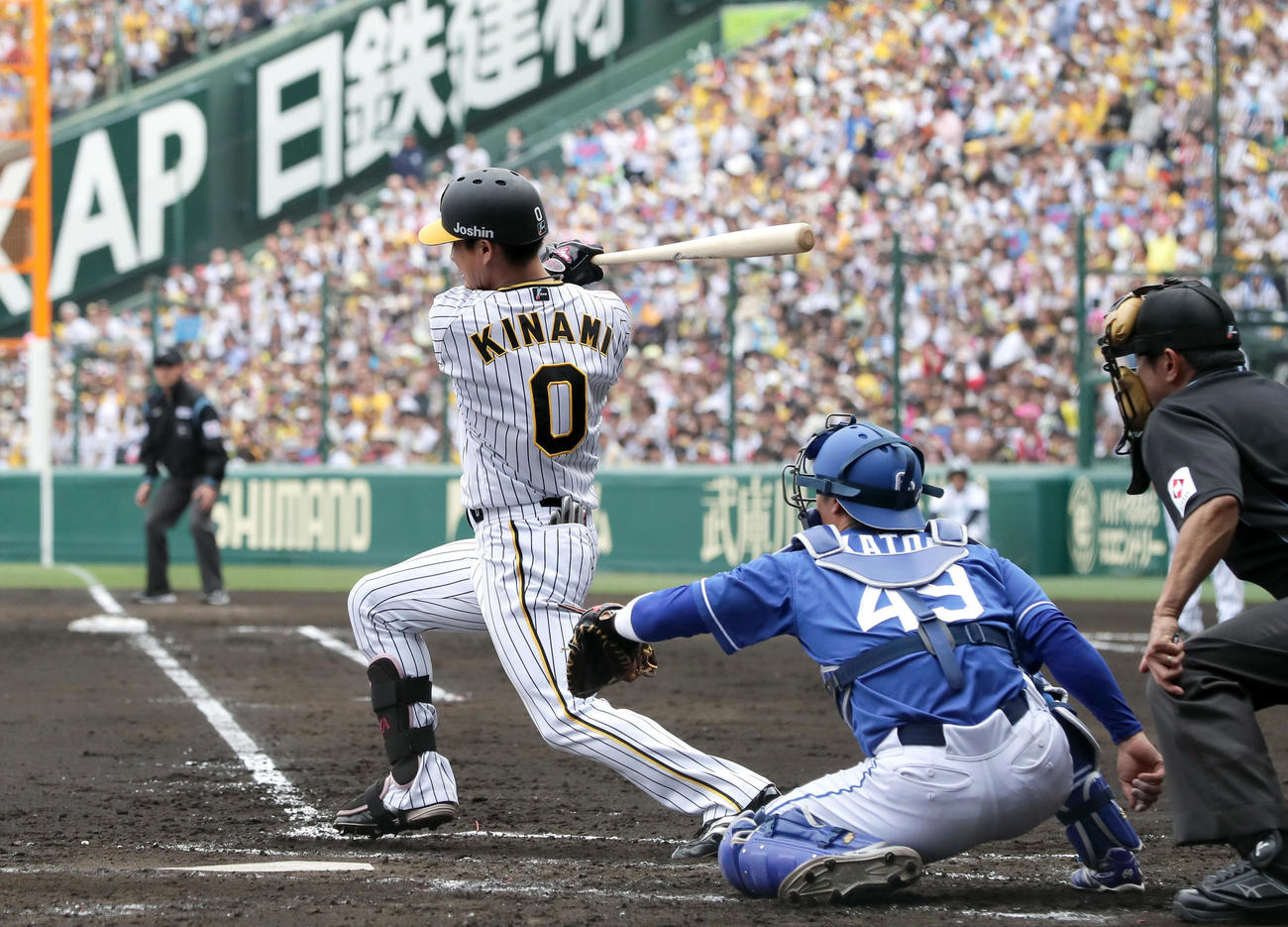 阪神対中日　2回裏阪神無死一、二塁、木浪は右前打を放つ（撮影・上山淳一）