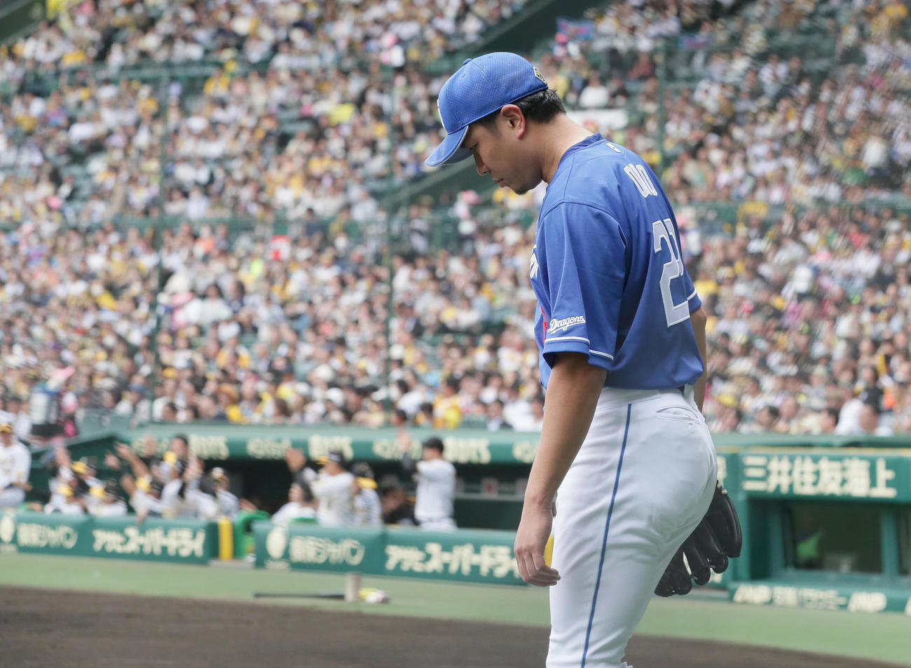 阪神対中日　2回裏阪神無死一、二塁、大野（手前）は木浪に右前打を打たれ下を向く（撮影・上山淳一）