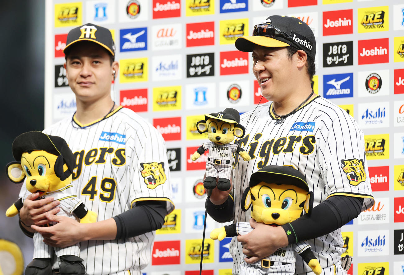 阪神対中日　ヒーローインタビューで笑顔を見せる阪神大山。左は大竹（撮影・前田充）