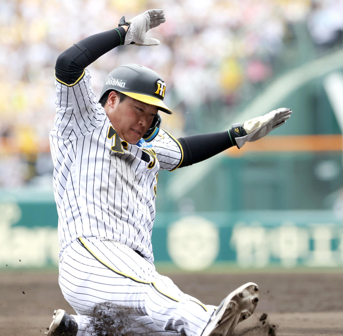 阪神対中日　4回裏阪神2死一塁、一走大山はノイジーの左前打で三塁に向かう（撮影・上山淳一）